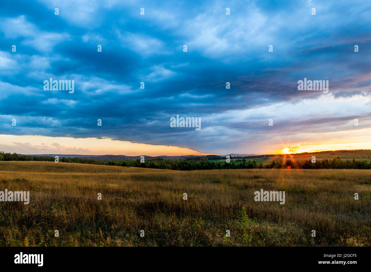 Tormenta de verano al atardecer en Mars Hill, Maine. Foto de stock