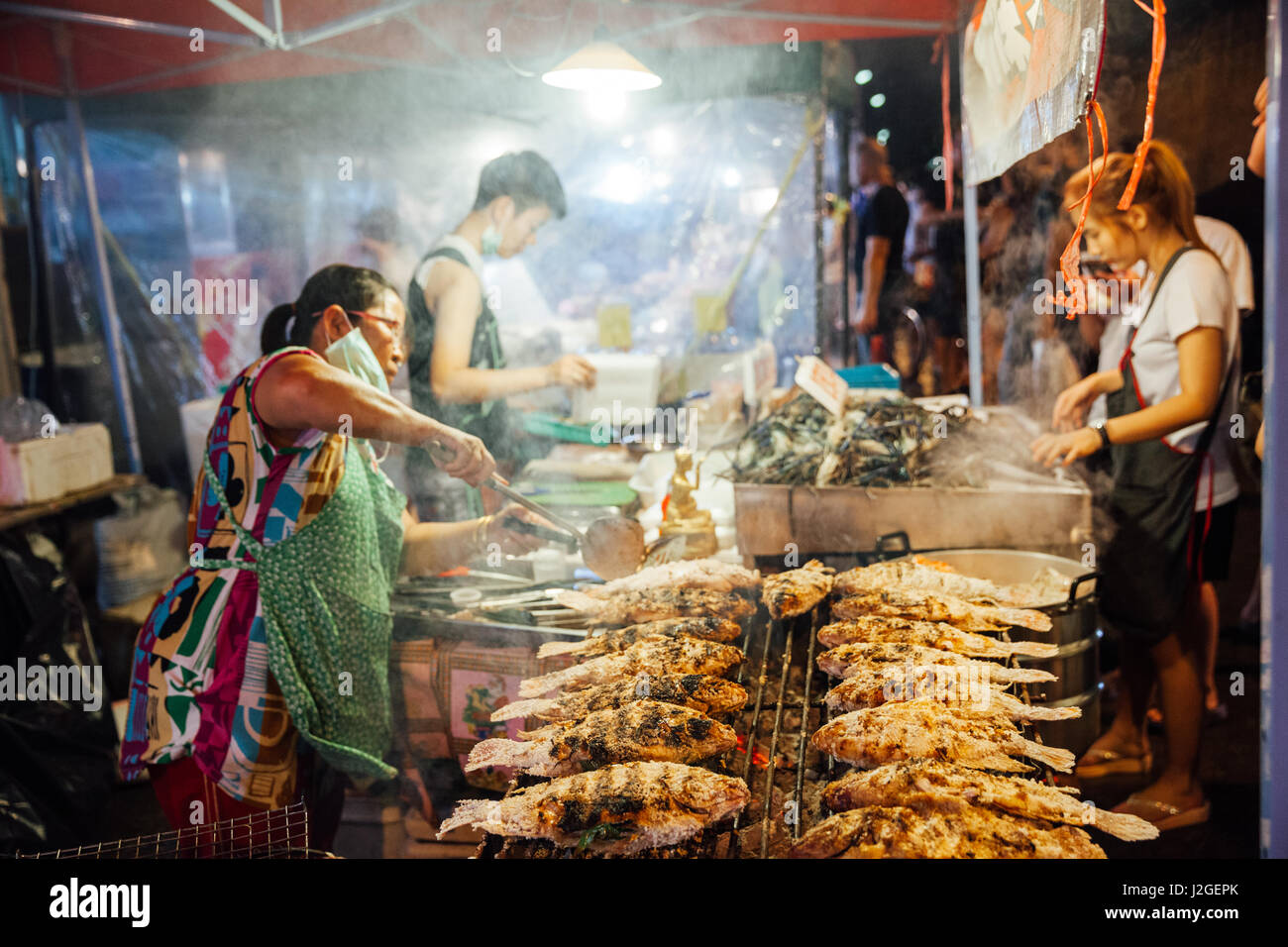 CHIANG MAI, Tailandia - 27 de agosto: vendedor de comida cocineros pescados y mariscos en el mercado del sábado noche, (Calle) el 27 de agosto de 2016 en Chiang Mai, T Foto de stock