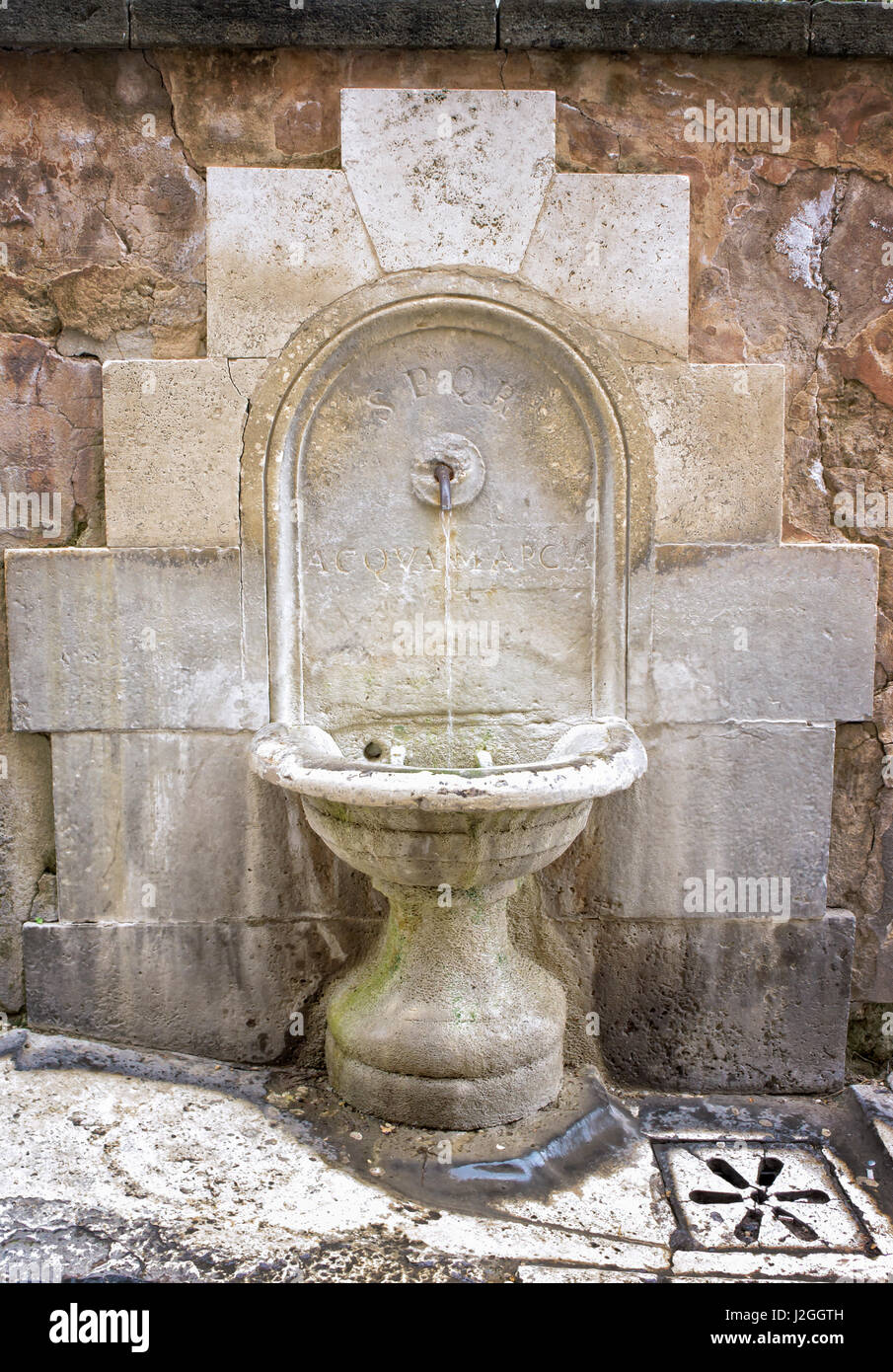 Fuente antigua en Roma, Italia Fotografía de stock - Alamy