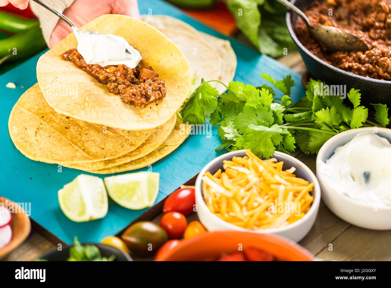 Paso a paso. Tacos de carne picada con lechuga romana, tomates