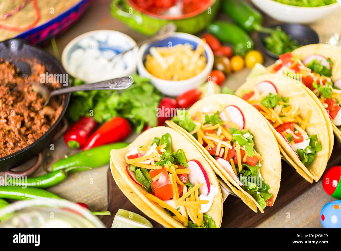 Tacos de carne picada con lechuga romana, tomates, radished y queso