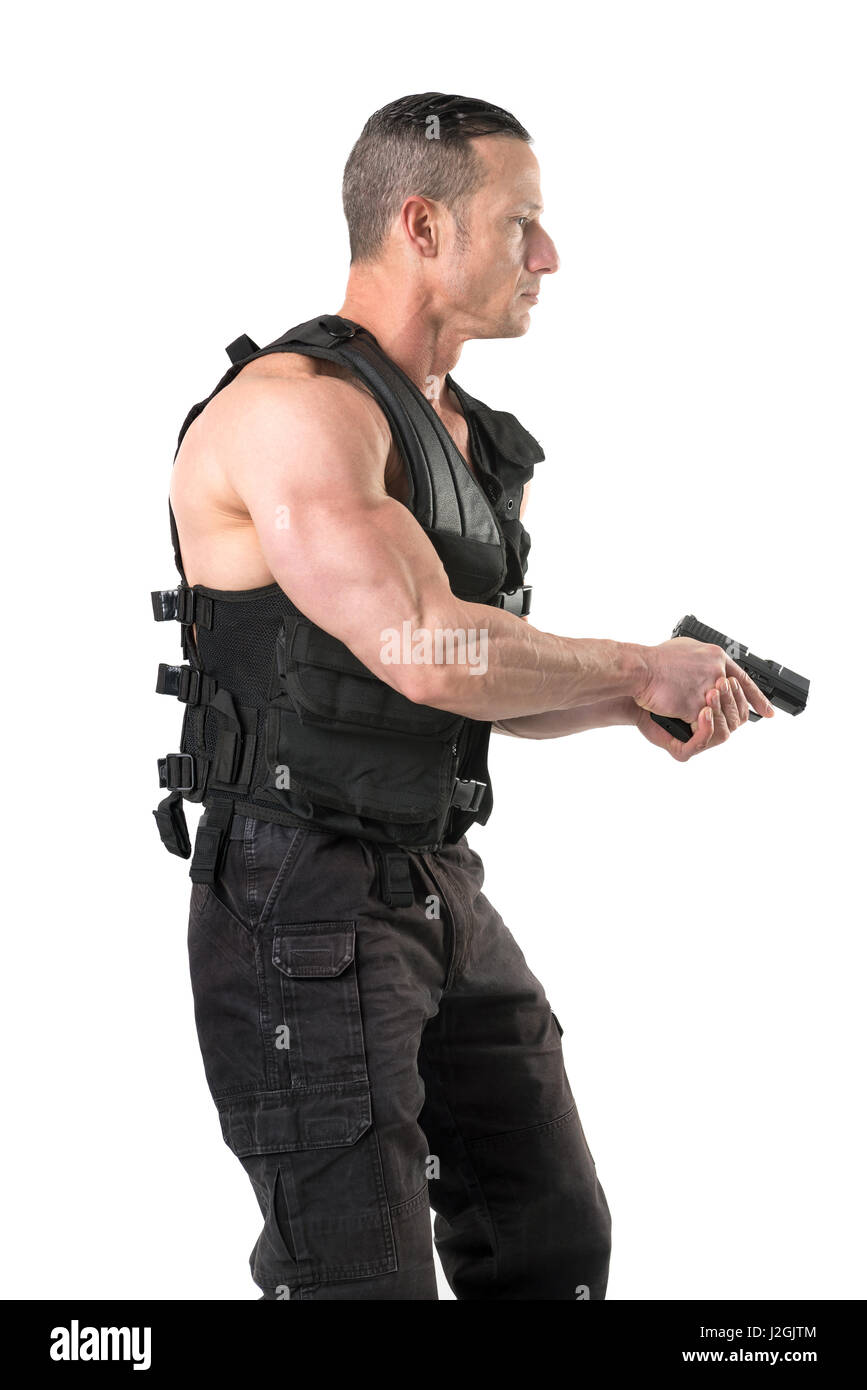 Hombre con Tactical Vest y pistola aislado en blanco Foto de stock