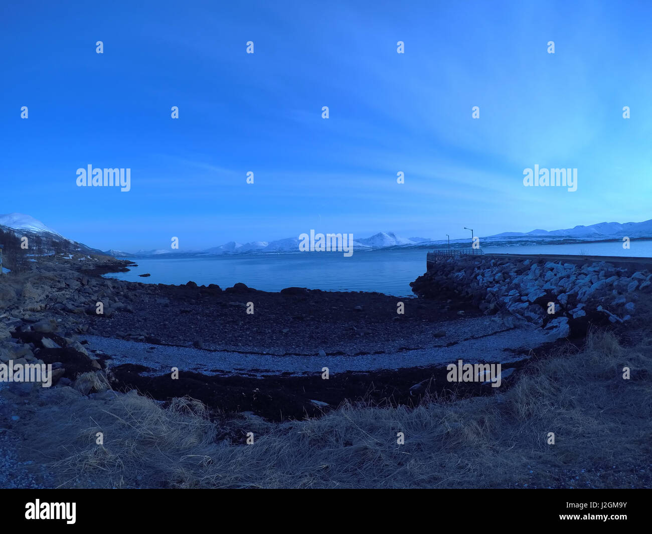 Largo muelle entrar en mar azul al amanecer Foto de stock