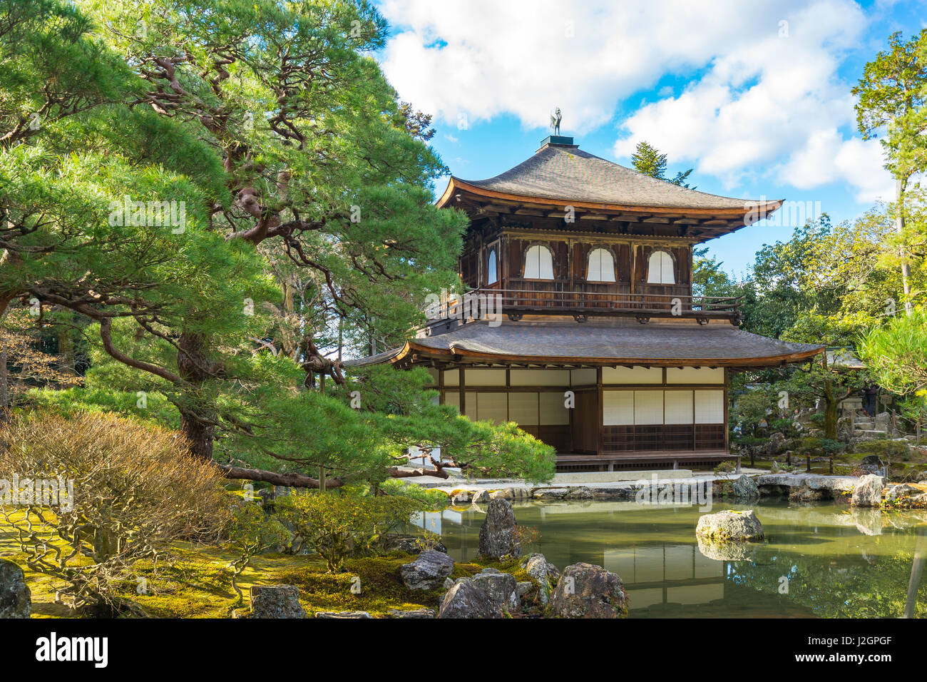 Kyoto, Japón - Diciembre 30, 2015: Ginkakuji es un templo Zen en Kyoto's montañas orientales (Higashiyama). Foto de stock