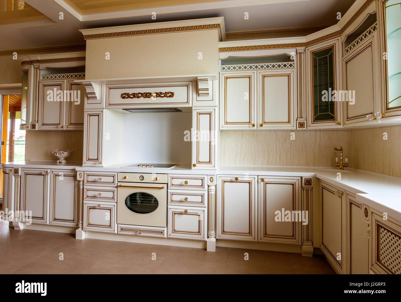 Cocina moderna totalmente equipada de lujo interior. Cocina en casa de lujo  con muebles de color beige Fotografía de stock - Alamy