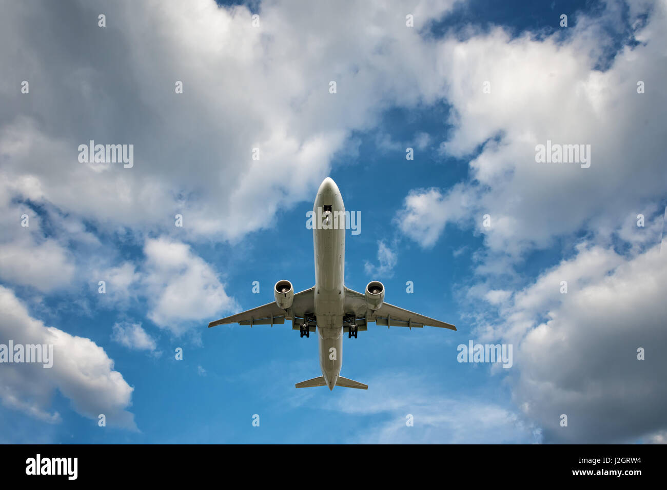 Avión grande sobre azul cielo nublado antecedentes Foto de stock