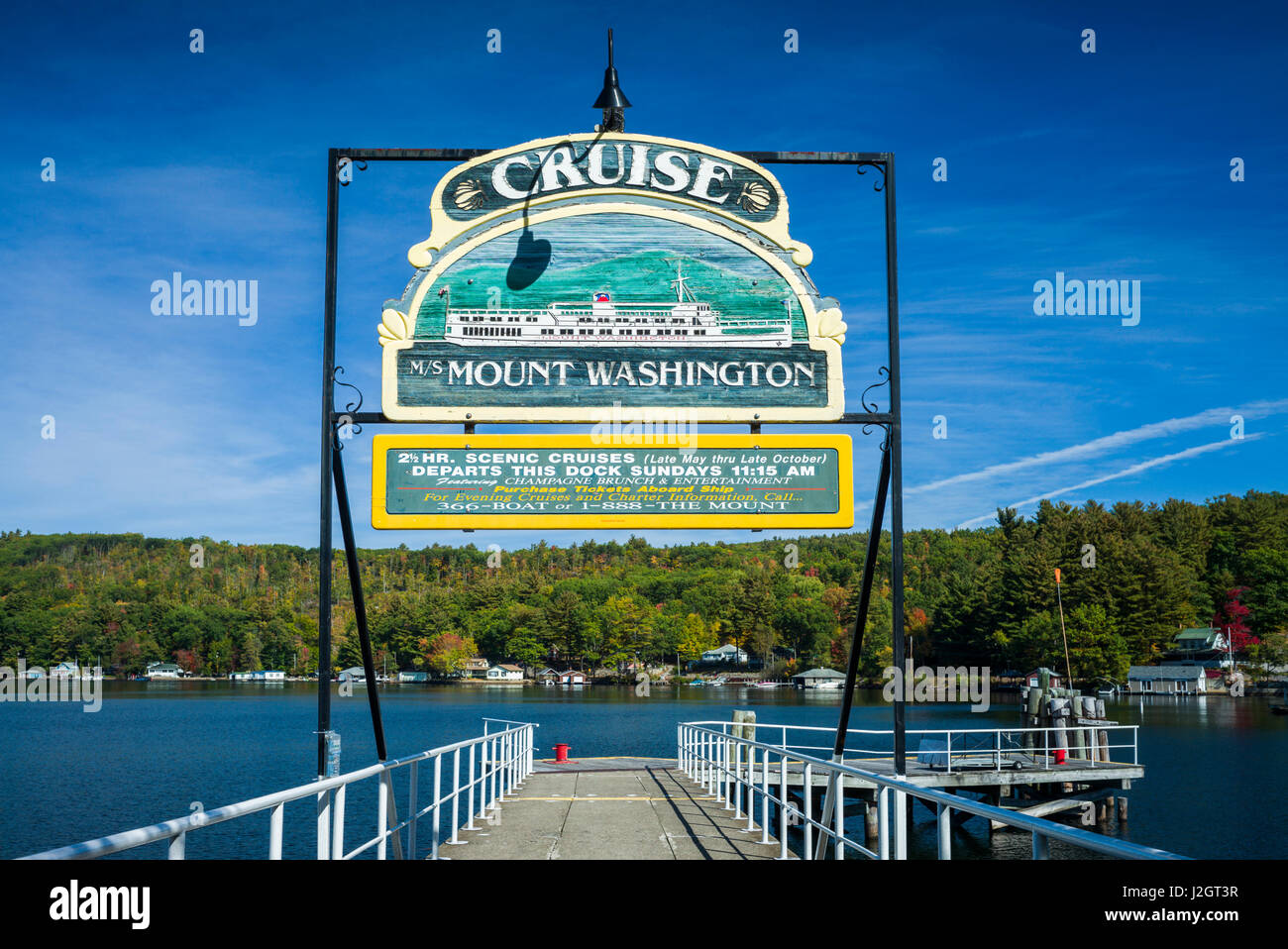 Ee.Uu., New Hampshire, el lago Winnipesaukee, Alton Bay, dock para el MS Mount Washington steamship Foto de stock