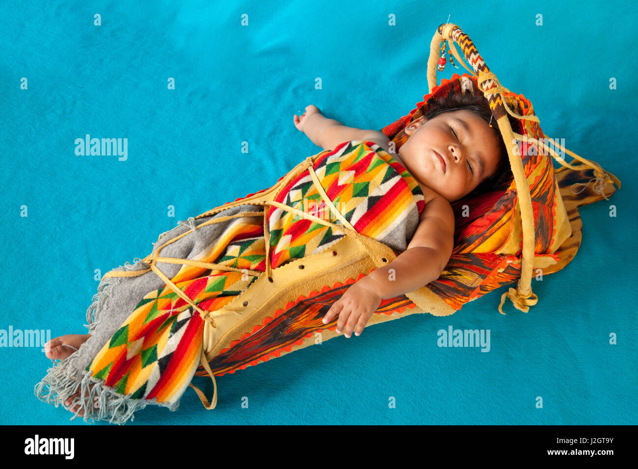 Native American Baby, desde el pueblo de Santa Clara de Nuevo México, durmiendo en un