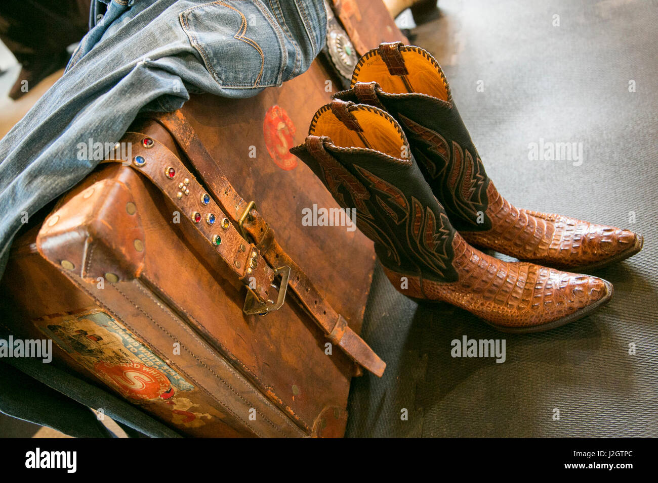 Cowboy botas de piel de serpiente y una antigua maleta, Santa Fe, Nuevo  México, EE.UU Fotografía de stock - Alamy