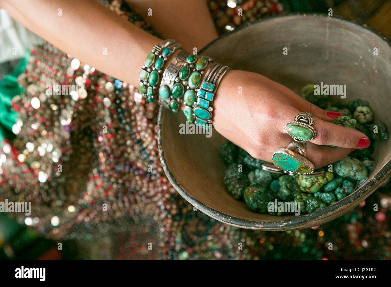 Modelo de mujer mostrando turquesa pulseras y anillos, en Santa Fe, Nuevo  México, EE.UU Fotografía de stock - Alamy