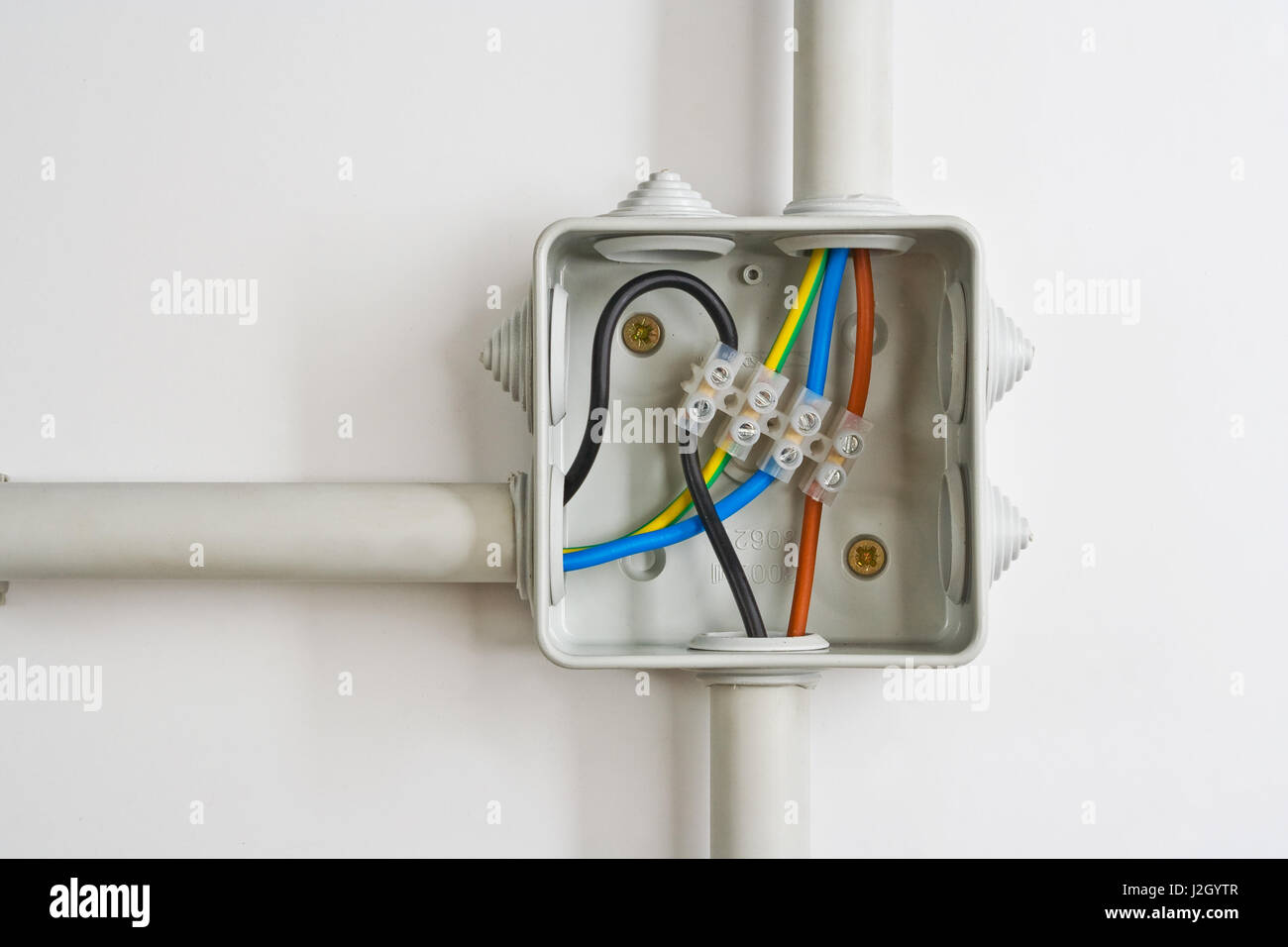 Conexiones de cable eléctrico en un cuadro Fotografía de stock - Alamy