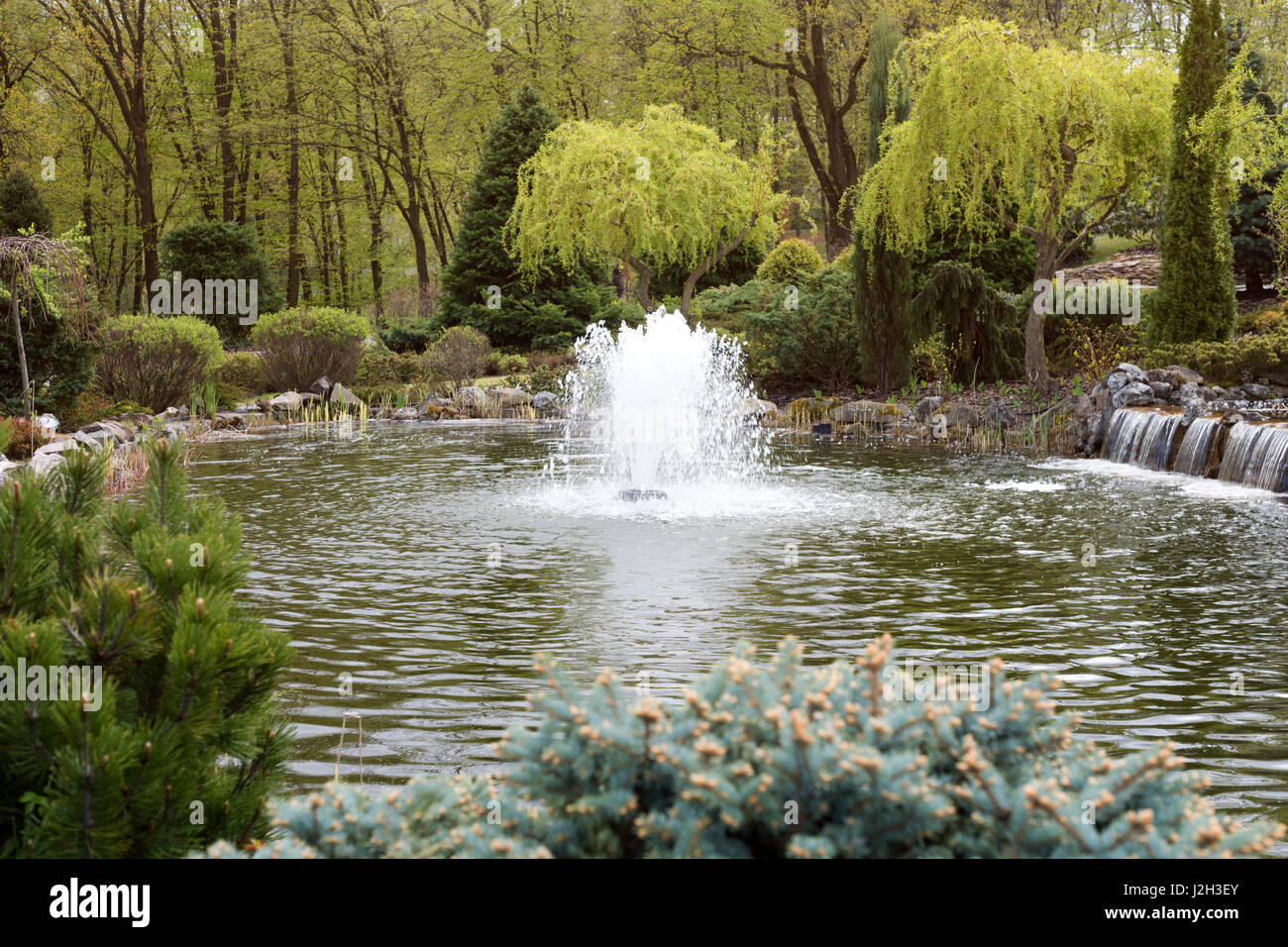 Jardines ornamentales con lago y fuentes y cascada Foto de stock