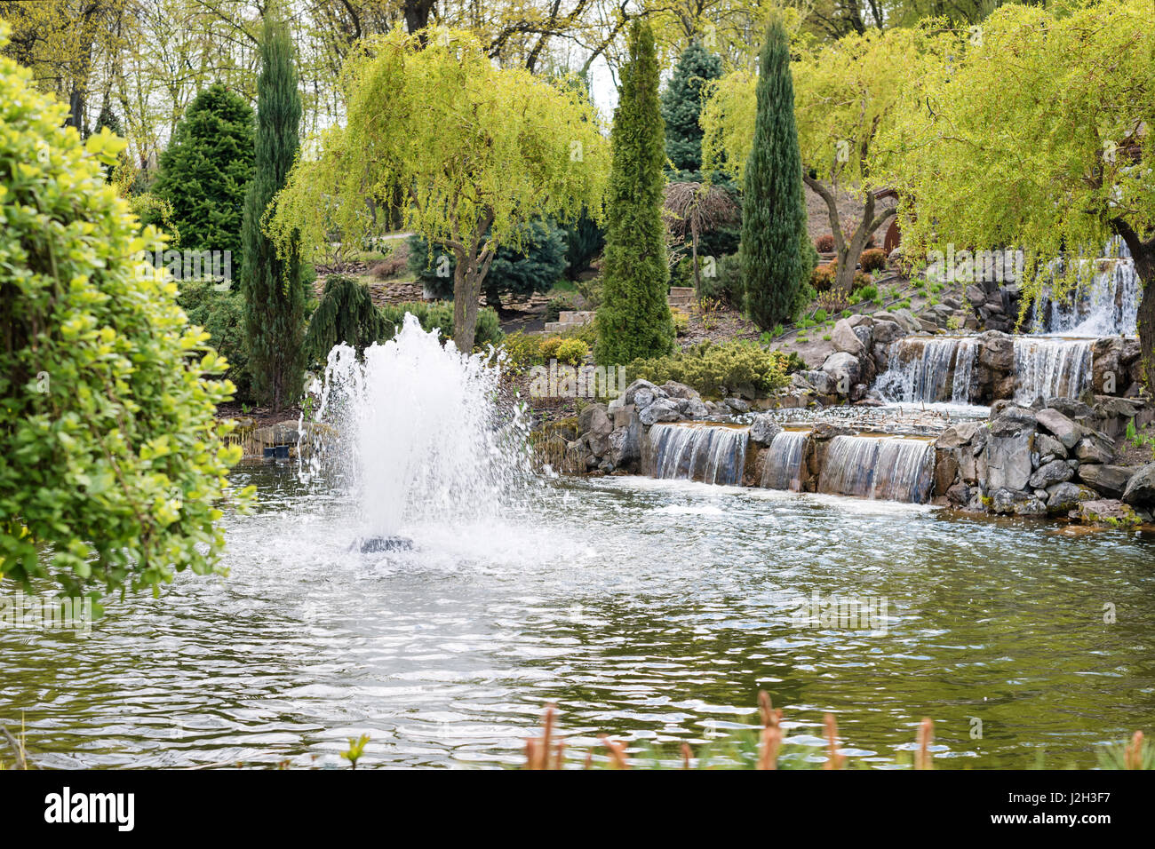 Jardines ornamentales con lago y fuentes y cascada Foto de stock