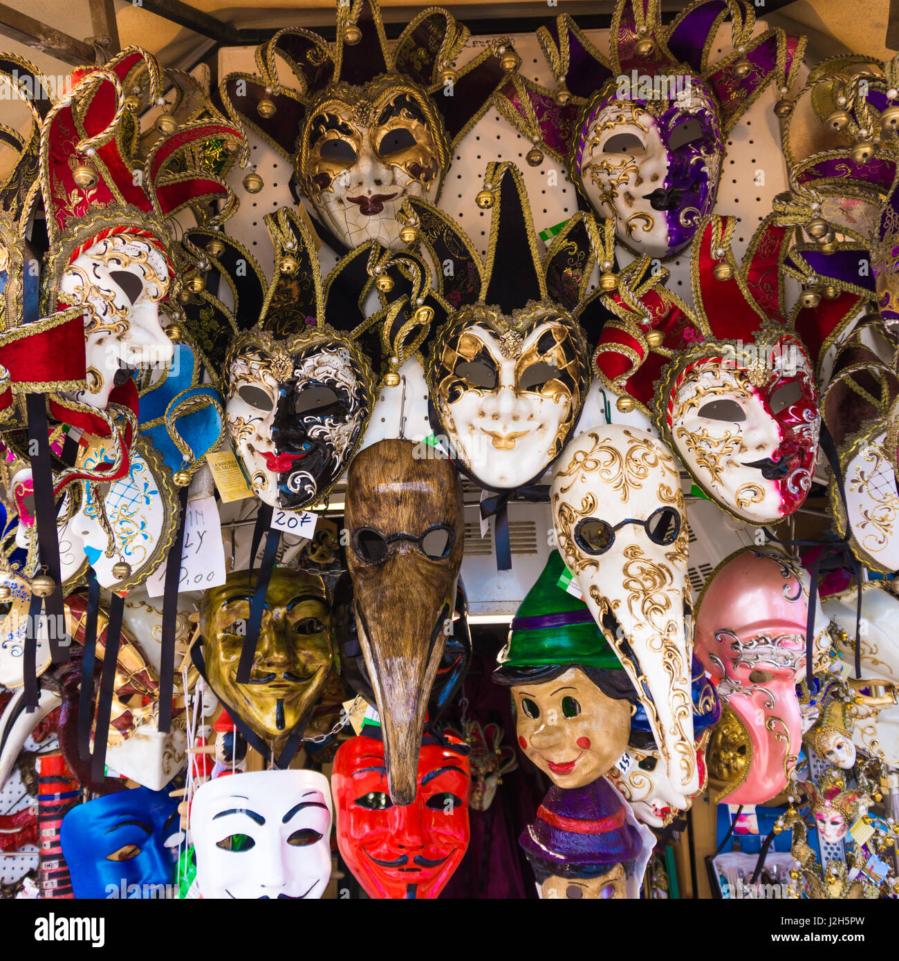 Varias máscaras venecianas en venta . coloridas máscaras artísticas sobre  el Carnaval de Venecia Fotografía de stock - Alamy