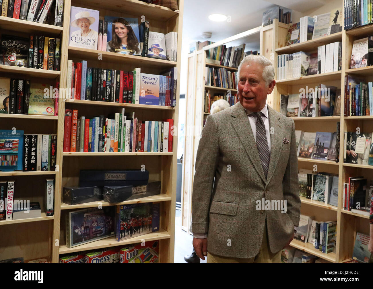 El Príncipe de Gales, conocido como el Duque de Rothesay mientras en Escocia, visitas Deeside Libros y tienda de regalos que ha reabierto tras las inundaciones, en Ballater, Aberdeenshire. Foto de stock