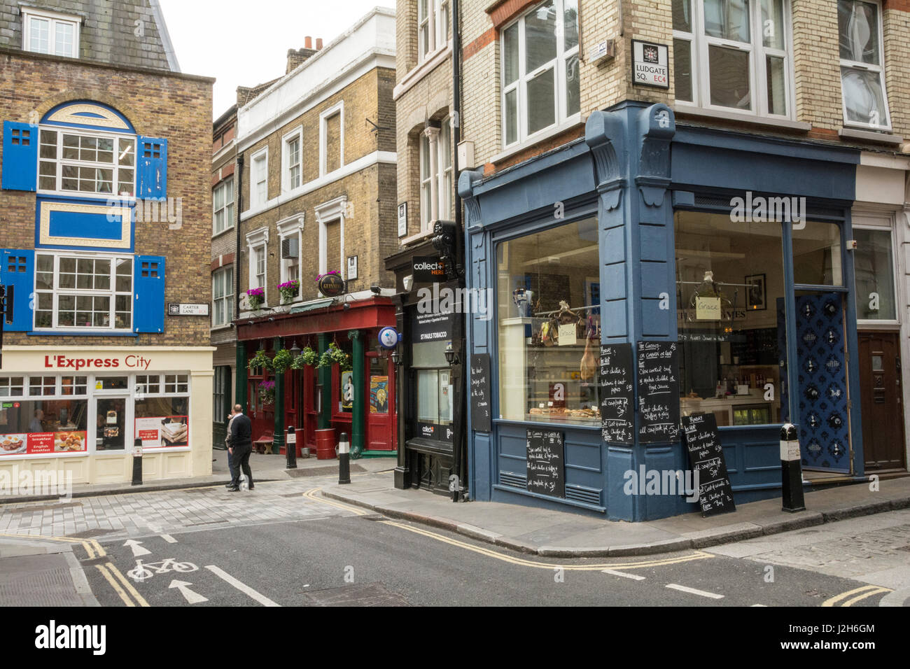 Las pequeñas tiendas de Creed Lane en Londres, cerca de la Catedral de San Pablo Foto de stock