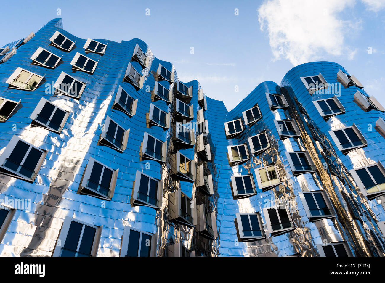 Düsseldorf, Alemania - Noviembre 08, 2014: Vista de la Neuer Zollhof en Media Harbour en Dusseldorf, Alemania. Este edificio fue diseñado por Frank Foto de stock