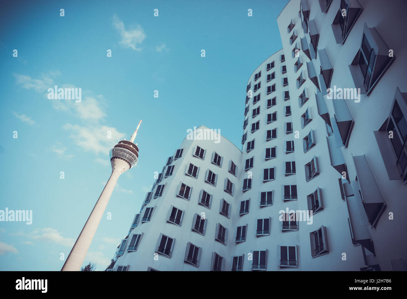 Düsseldorf, Alemania - Noviembre 08, 2014: Vista de la Neuer Zollhof en Media Harbour en Dusseldorf, Alemania. Este edificio fue diseñado por Frank Foto de stock