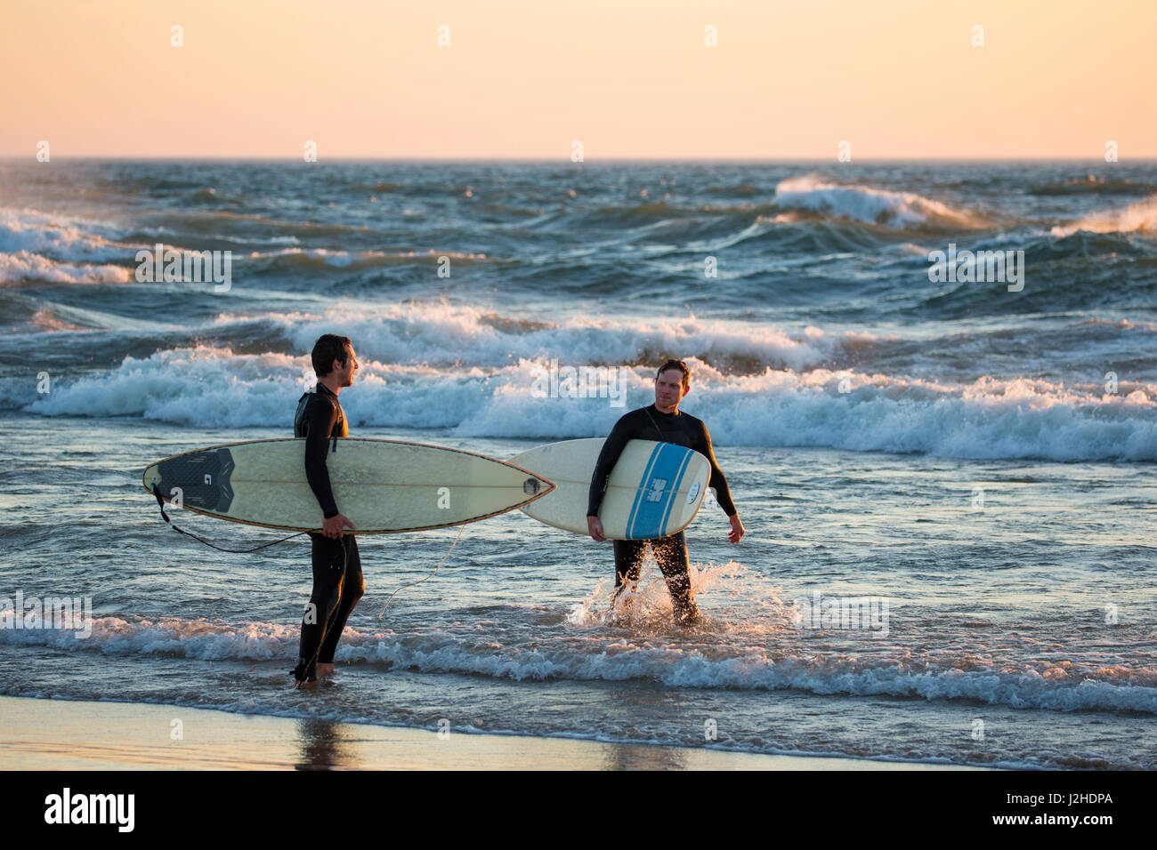 Los surfistas en la playa al atardecer en el Lago Michigan, el condado de Ottawa, Grand Haven, Michigan Foto de stock