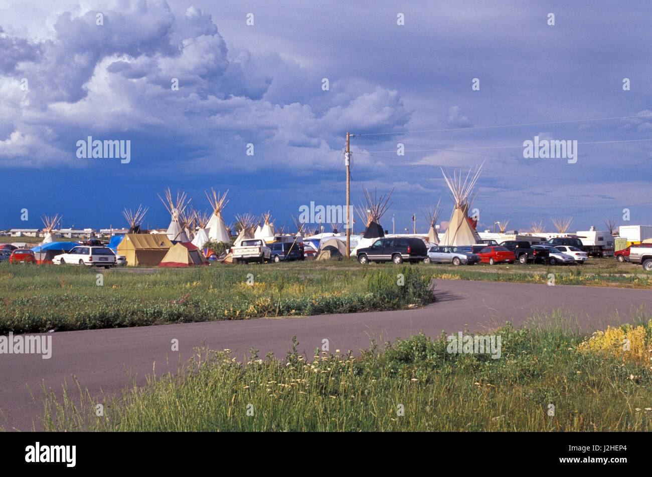 Piesnegros tepee campamento durante los días del Festival Anual de la India en Browning Montana Foto de stock