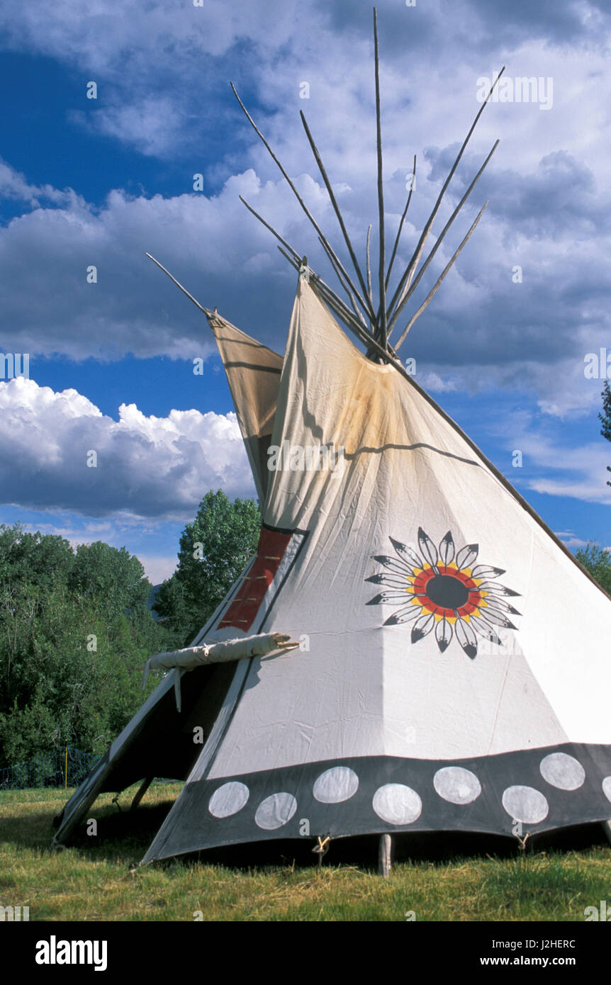 Pintado y decorado con la tepee Blackfeet Blackfeet símbolo circular y pintado de puntos en el borde inferior Foto de stock