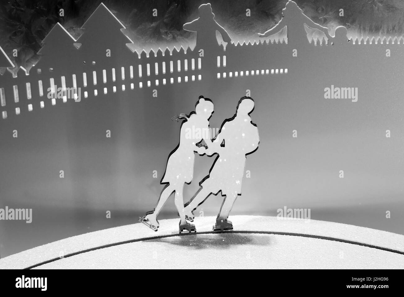 La Ciudad de Nueva York, NY, EUA. Recorte de blanco y negro de una pareja de vacaciones patinando en un escaparate en la 5th Avenue. (Uso Editorial solamente) Foto de stock