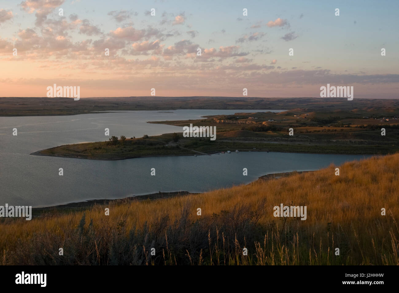 Paisajes prístinos vistas al lago Sakakawea del río Missouri que