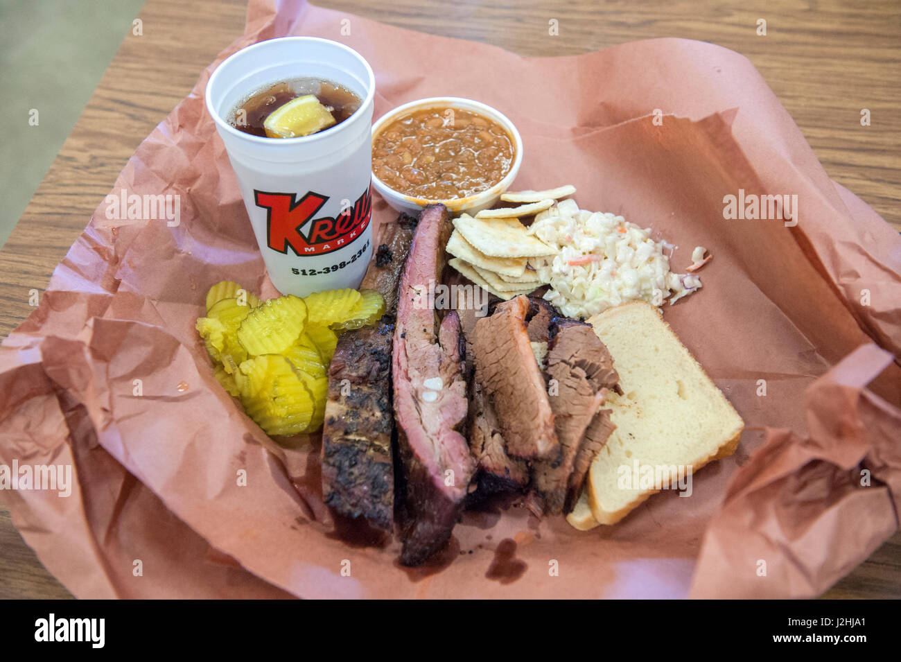 Costillas a la barbacoa y pecho, Kreuz Mercado, Lockhart, Texas, EE.UU. Foto de stock