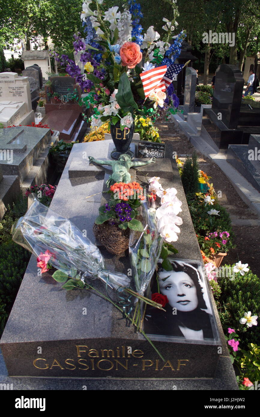 La tumba de Edith Piaf, el famoso cantante francés que murió en 1963, en el cementerio de Père La tumba de Edith Piaf, el famoso cantante francés que murió en 1963, en el cementerio de Père