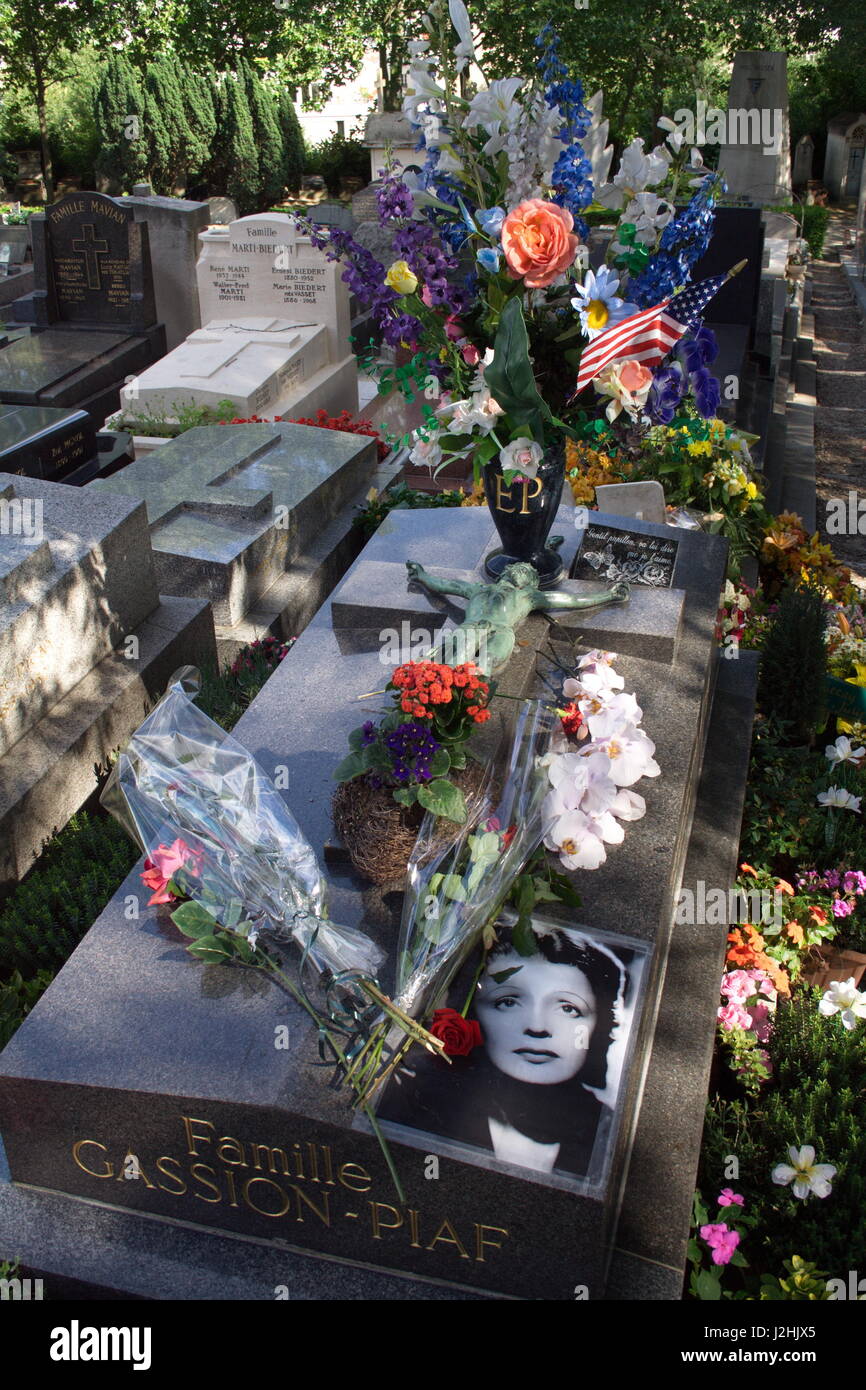 La tumba de Edith Piaf, el famoso cantante francés que murió en 1963, en el cementerio de Père La tumba de Edith Piaf, el famoso cantante francés que murió en 1963, en el cementerio de Père