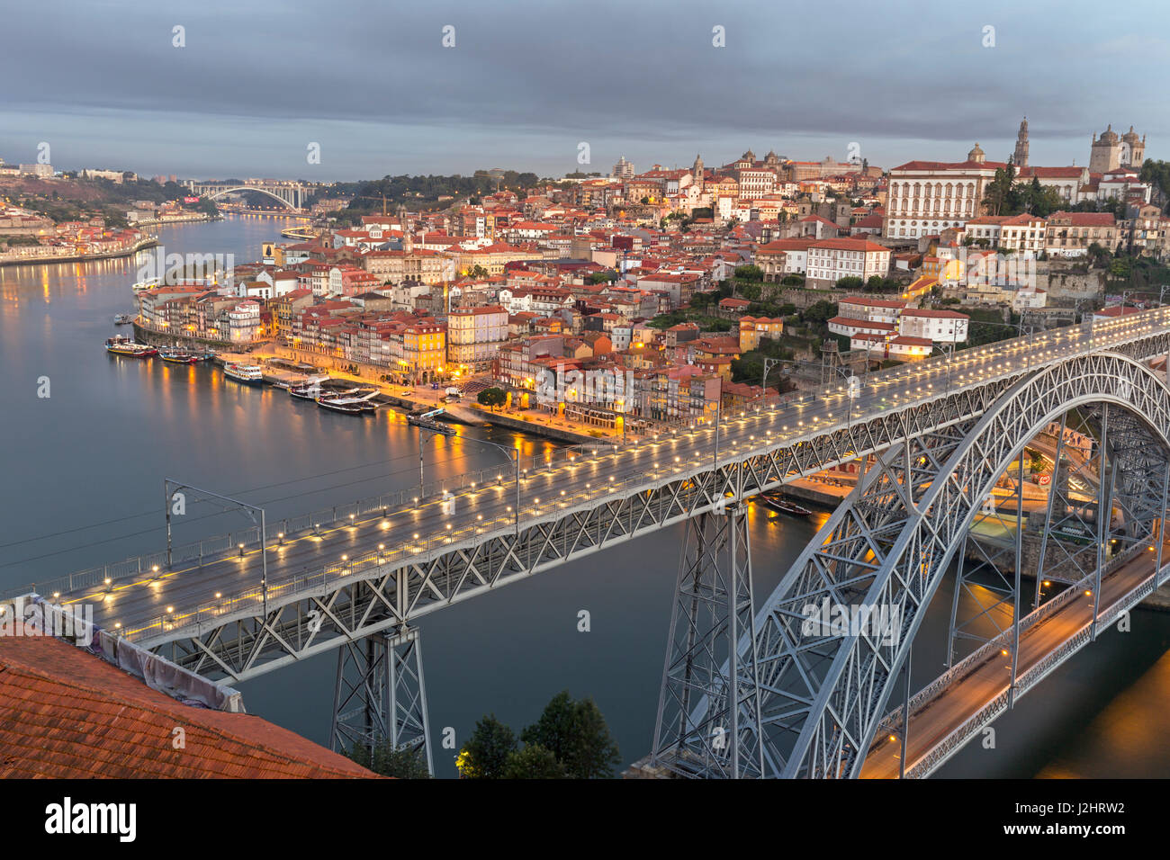 Vista de Oporto con puente, Ponte Dom Luís I, cruzando el río Douoro, Portugal, Europa Foto de stock