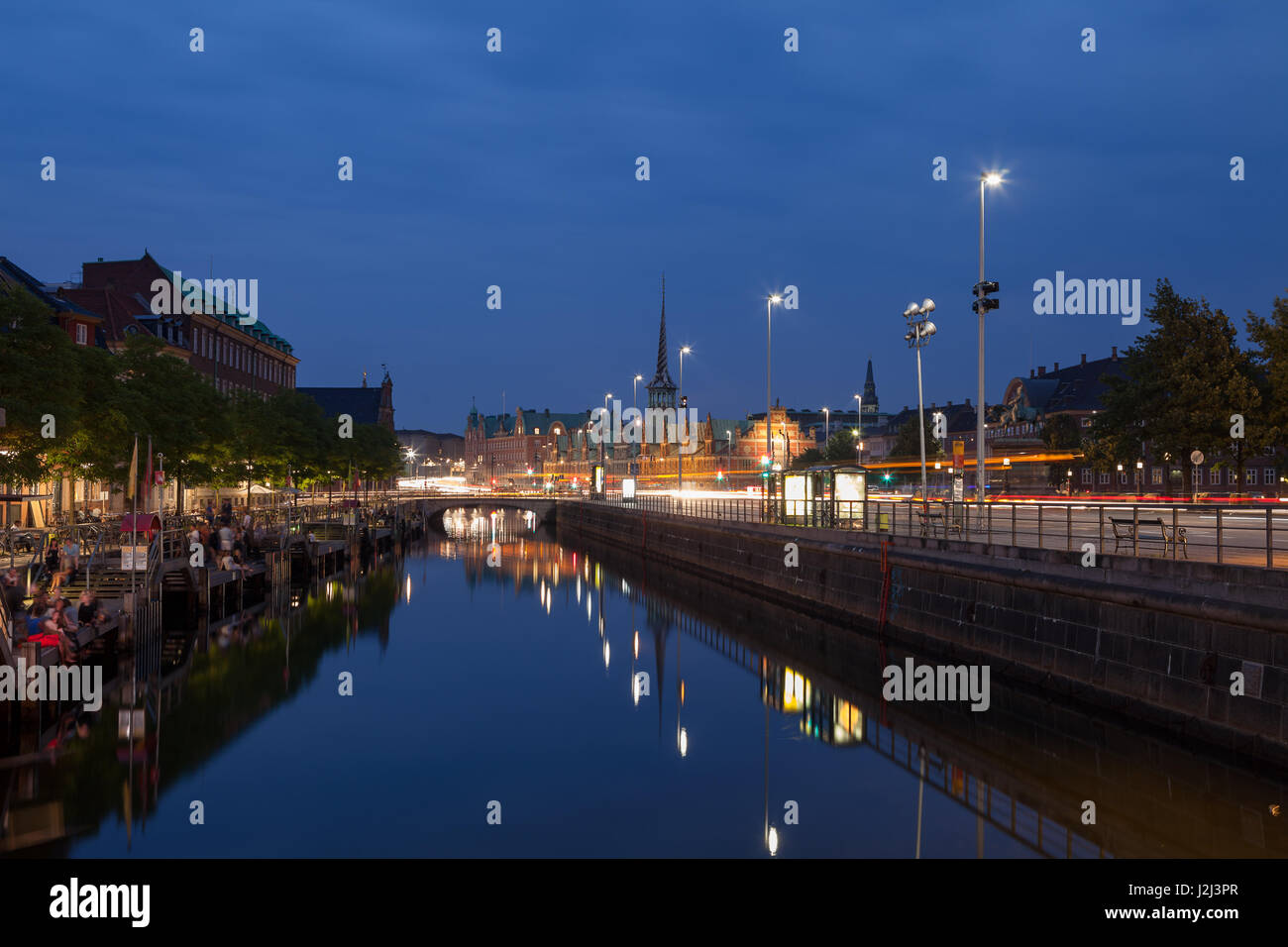 Vista nocturna de Christiansborg Palace a través del canal en Copenhague. Foto de stock