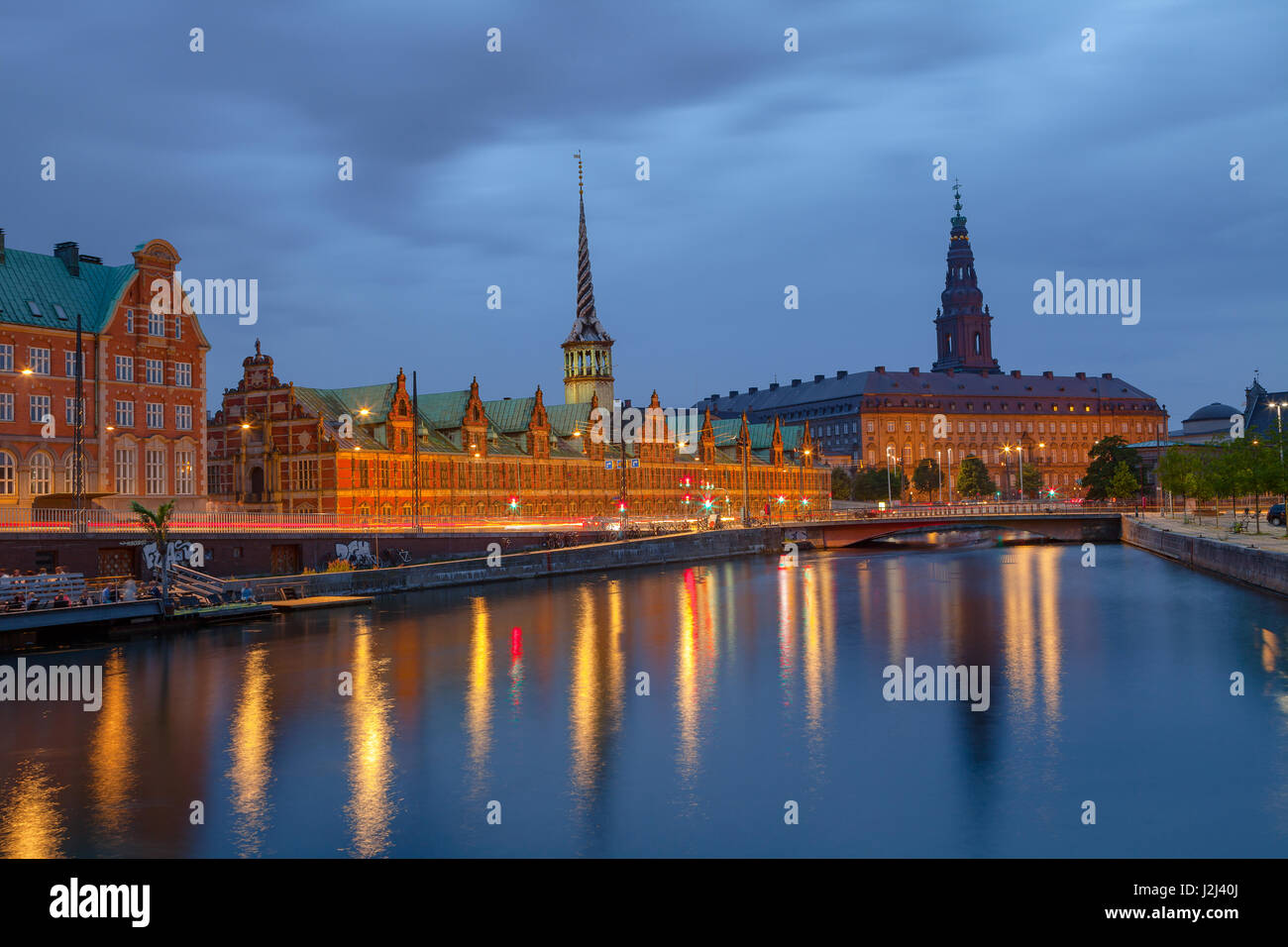 Vista nocturna de Christiansborg Palace y Slotsholmen sobre el canal en Copenhague, Dinamarca. Foto de stock