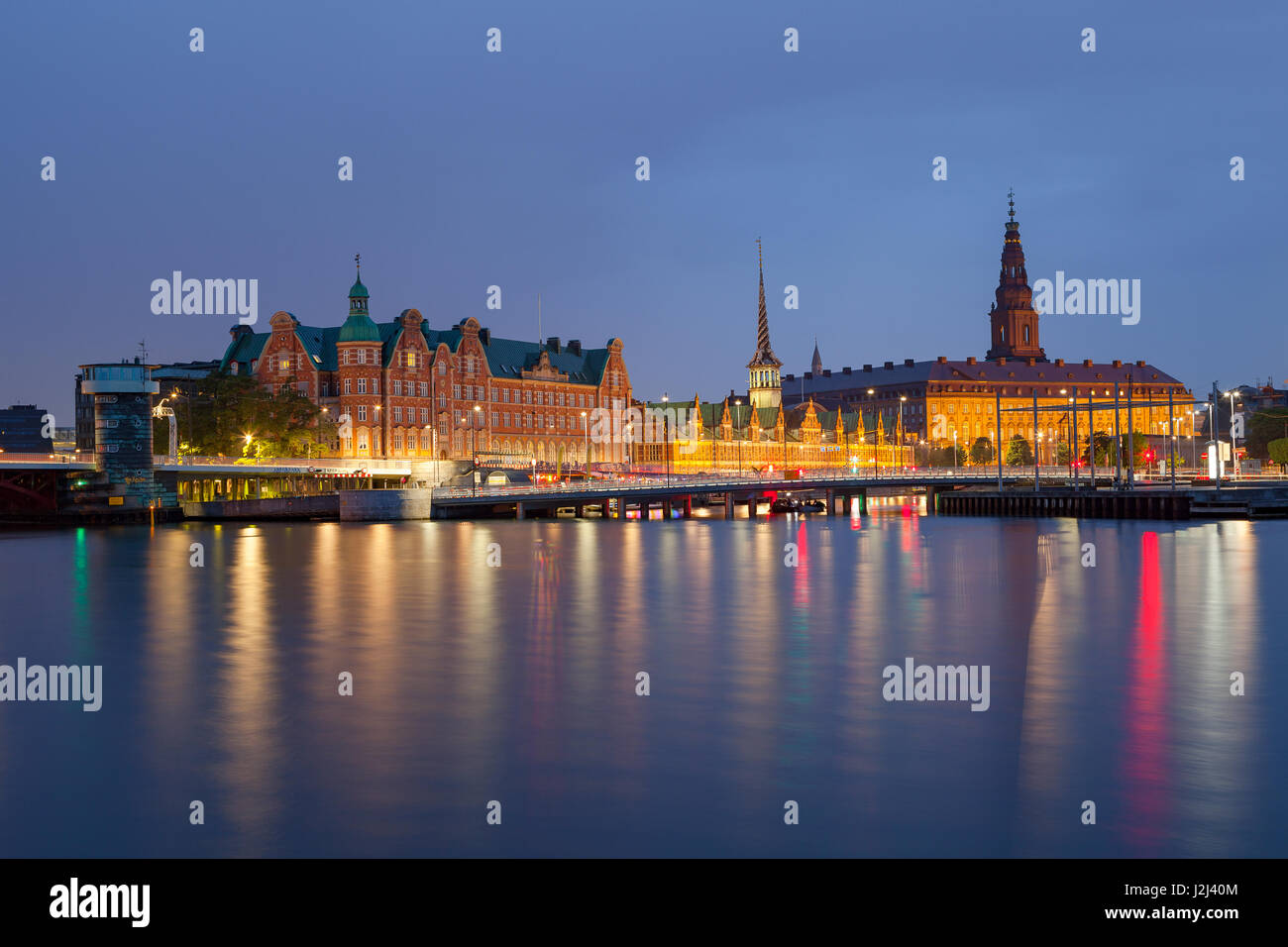 Vista nocturna de Christiansborg Palace y Slotsholmen sobre el canal en Copenhague, Dinamarca. Foto de stock