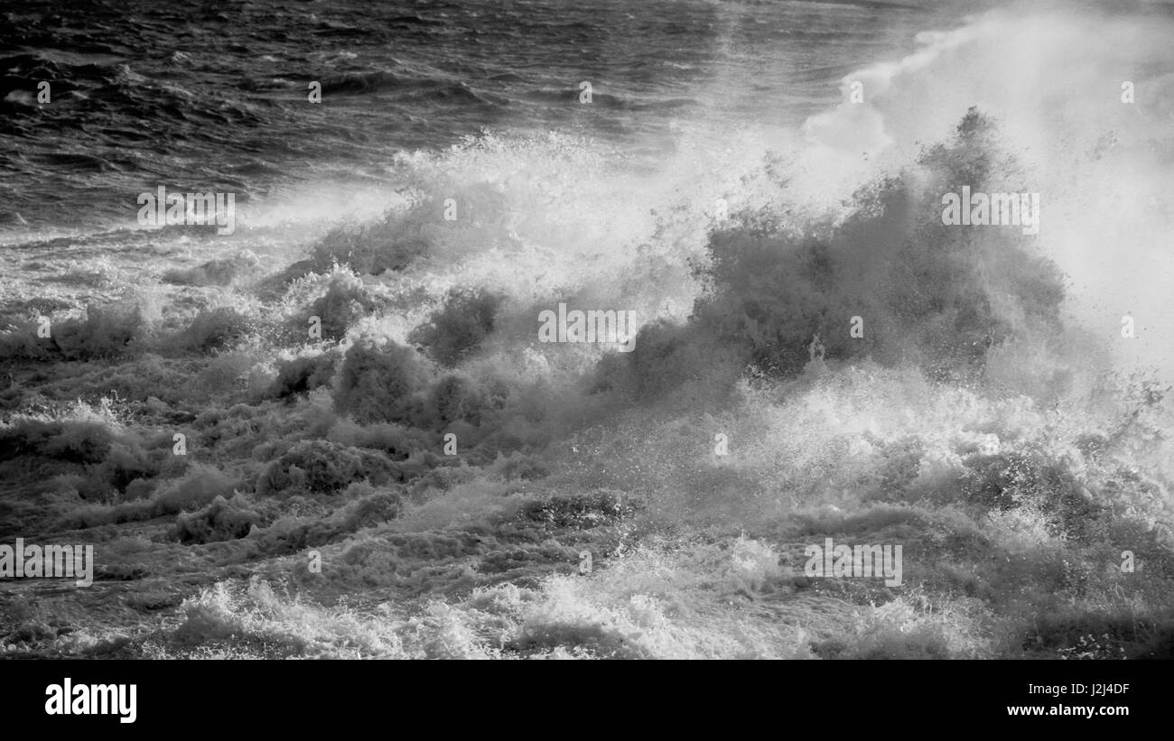Blanco y Negro: El mar embravecido capturados en Hondoq ir Rummien, Gozo durante el tormentoso fin de semana del 18 de diciembre, 2016. Foto de stock