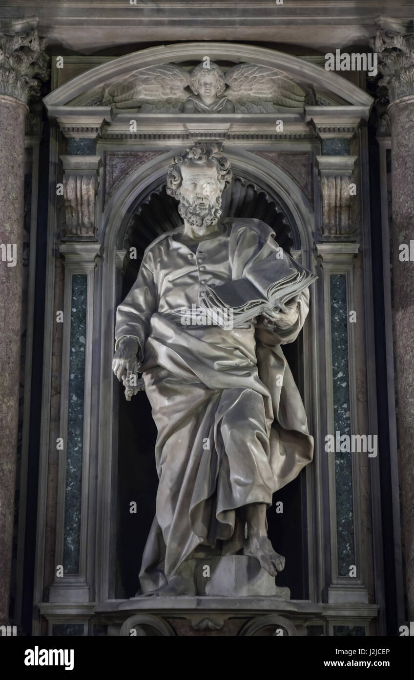 El apóstol Pedro. Estatua de mármol en la Catedral de Nápoles (Duomo di Napoli) en Nápoles, Campania, Italia. Foto de stock