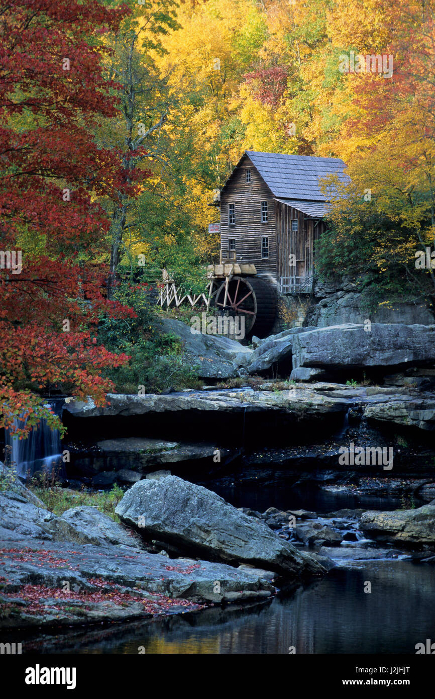 Glade Creek Grist Mill en otoño de Babcock State Park, West Virginia Foto de stock