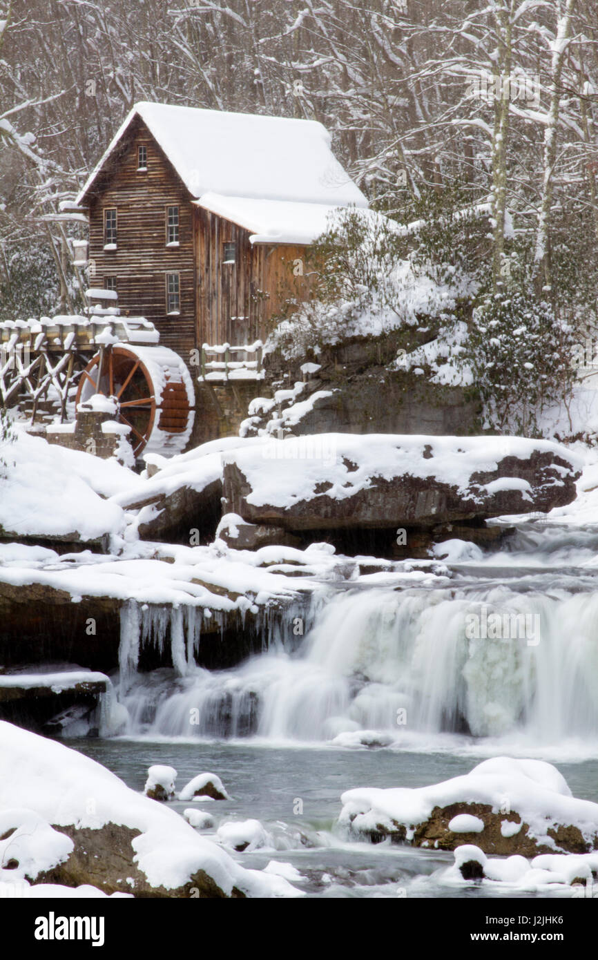 Glade Creek Grist Mill en invierno, Babcock State Park, West Virginia Foto de stock
