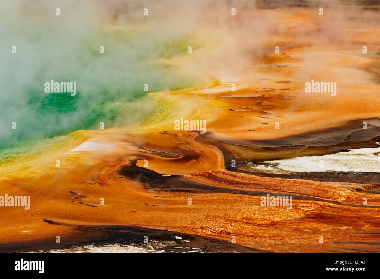 Vista elevada de Grand Prismatic Spring y patrones en mat bacteriana, Midway Geyser Basin, el Parque Nacional Yellowstone, Wyoming. Foto de stock