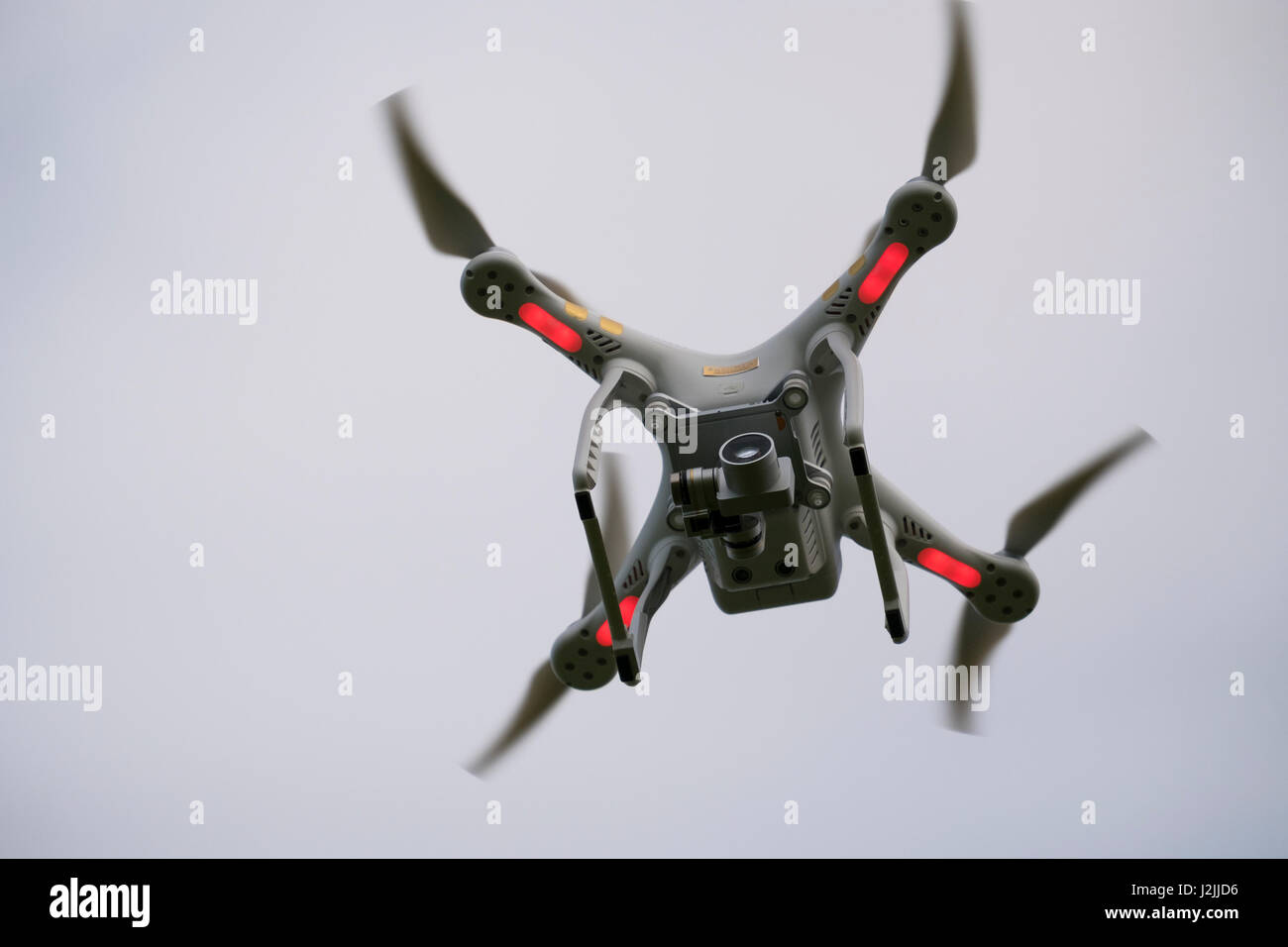 Profesional fantasma, volando drone drone cámara helecopter flotando contra  un cielo de color claro, mientras que la filmación Fotografía de stock -  Alamy