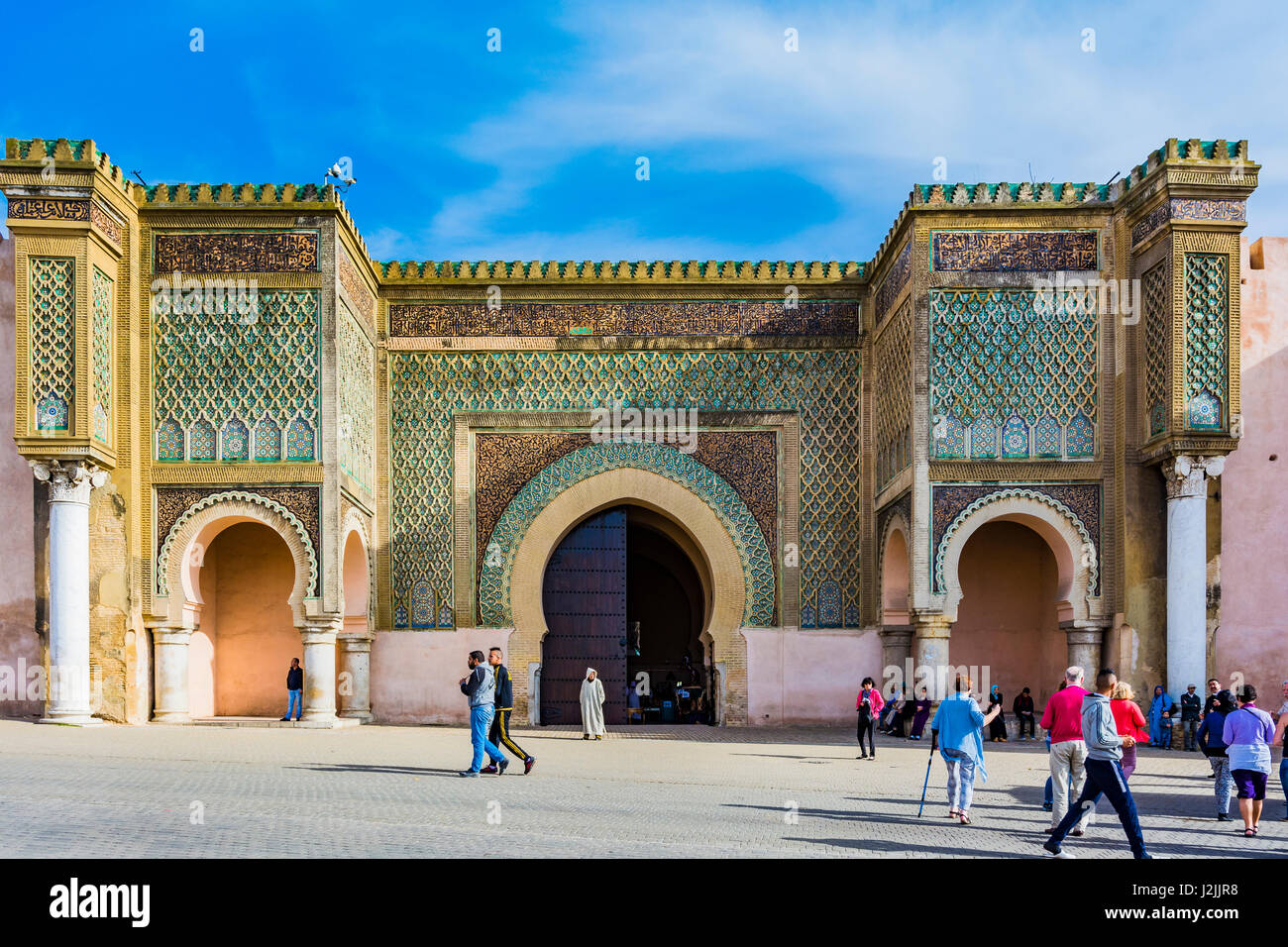 Puerta Bab Mansour, una atracción turística y emblemático de la ciudad, Meknes, Marruecos, Norte de África Foto de stock