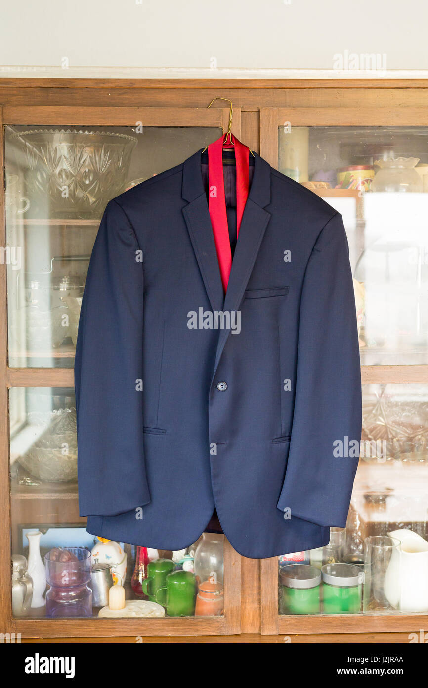 Groom suit jacket hanging fotografías e imágenes de alta resolución - Alamy