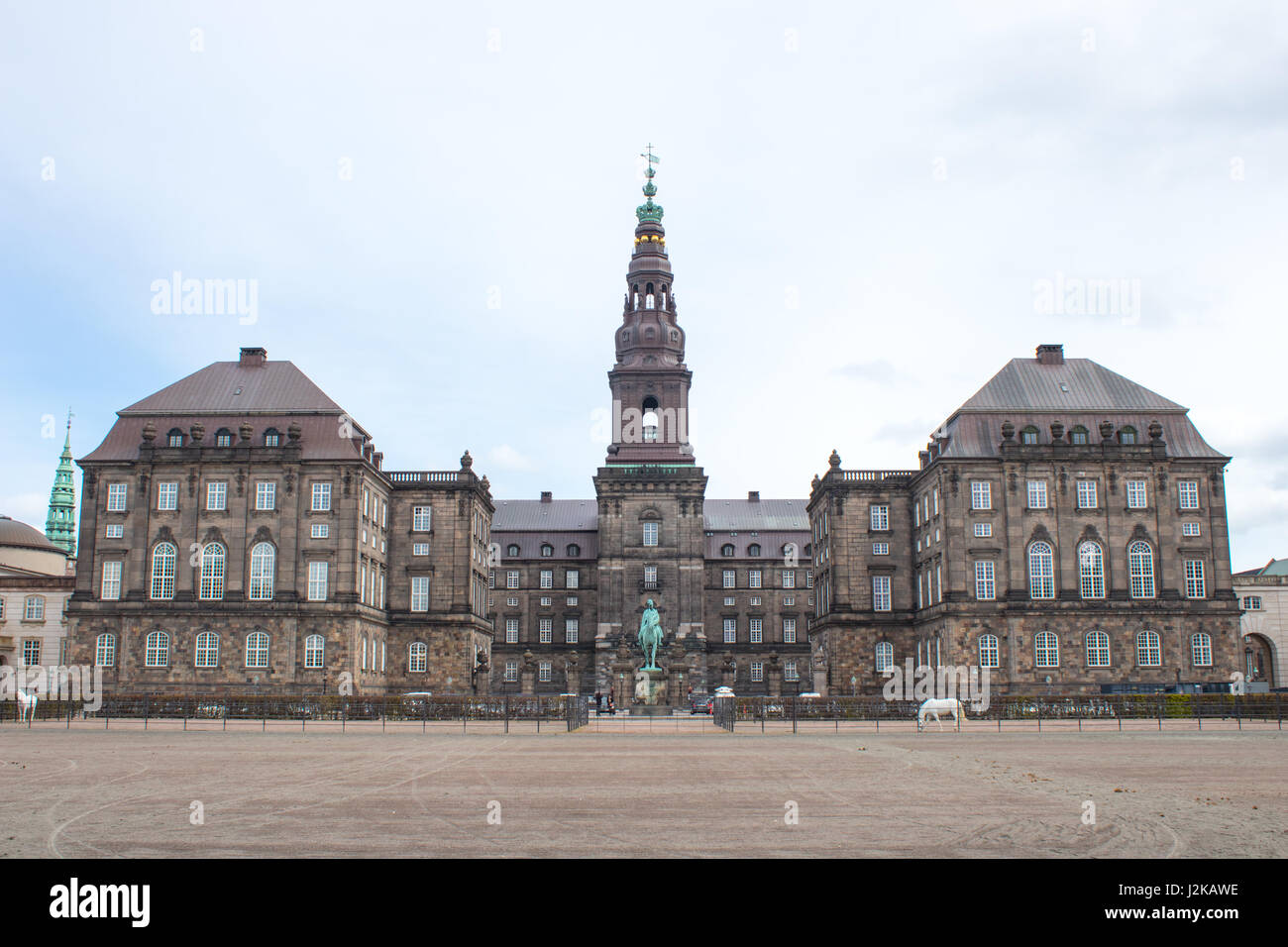 Palacio de Christiansborg en Copenhague, capital de Dinamarca. Foto de stock