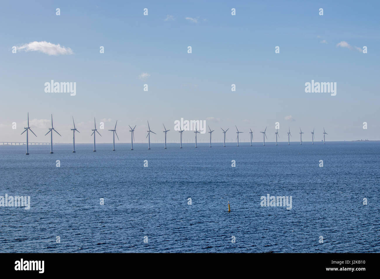 Granja de molinos de viento offshore fuera de Copenhague, capital de Dinamarca. Foto de stock