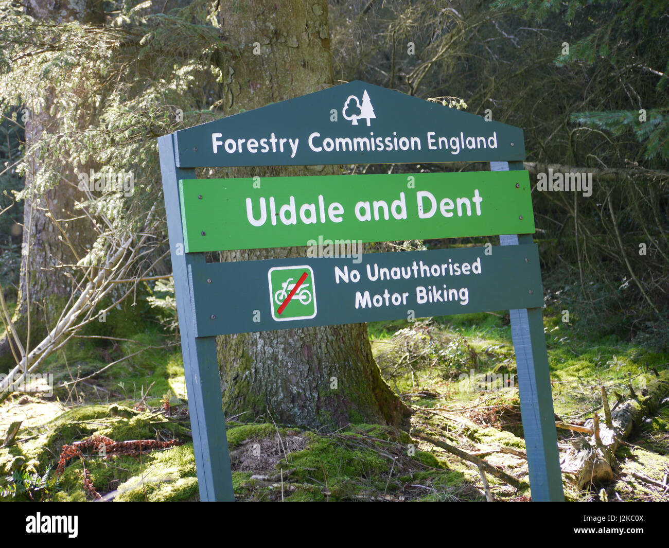 El cartel a la entrada de la comisión forestal en tierras gestionadas Uldale y Dent, Cumbria, Inglaterra Foto de stock