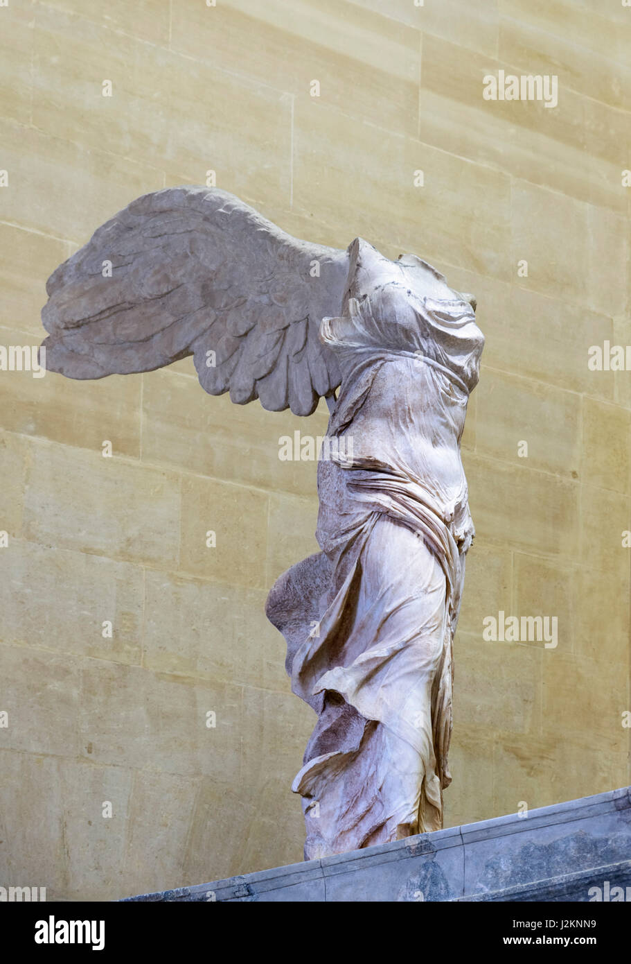 La Victoria Alada de Samotracia o la alada Nike, Museo del Louvre, París,  Francia. La escultura de la diosa griega, Nike, que data del siglo II A.C  Fotografía de stock - Alamy