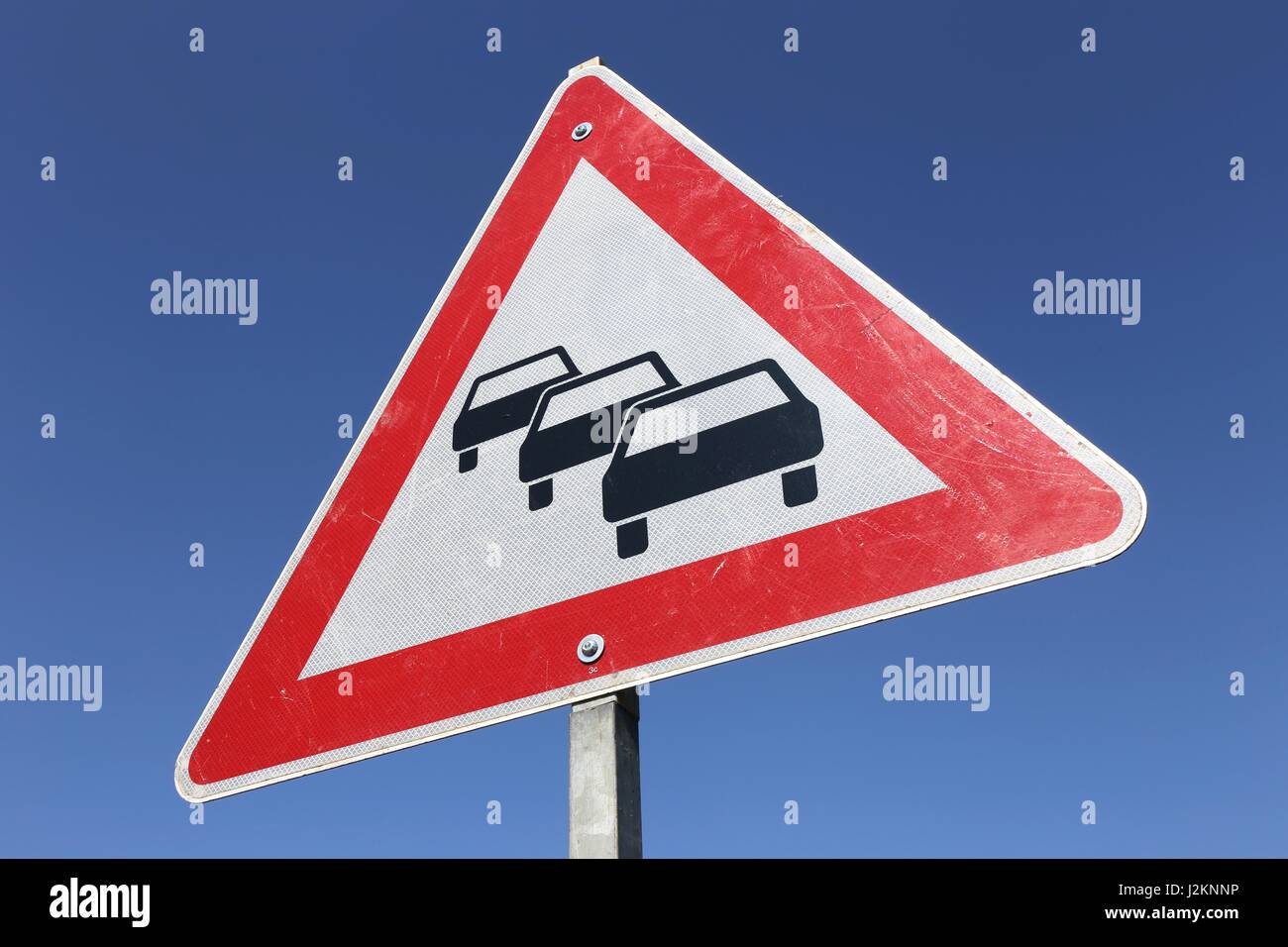 Señal de carretera alemana: colas de tráfico probable Foto de stock