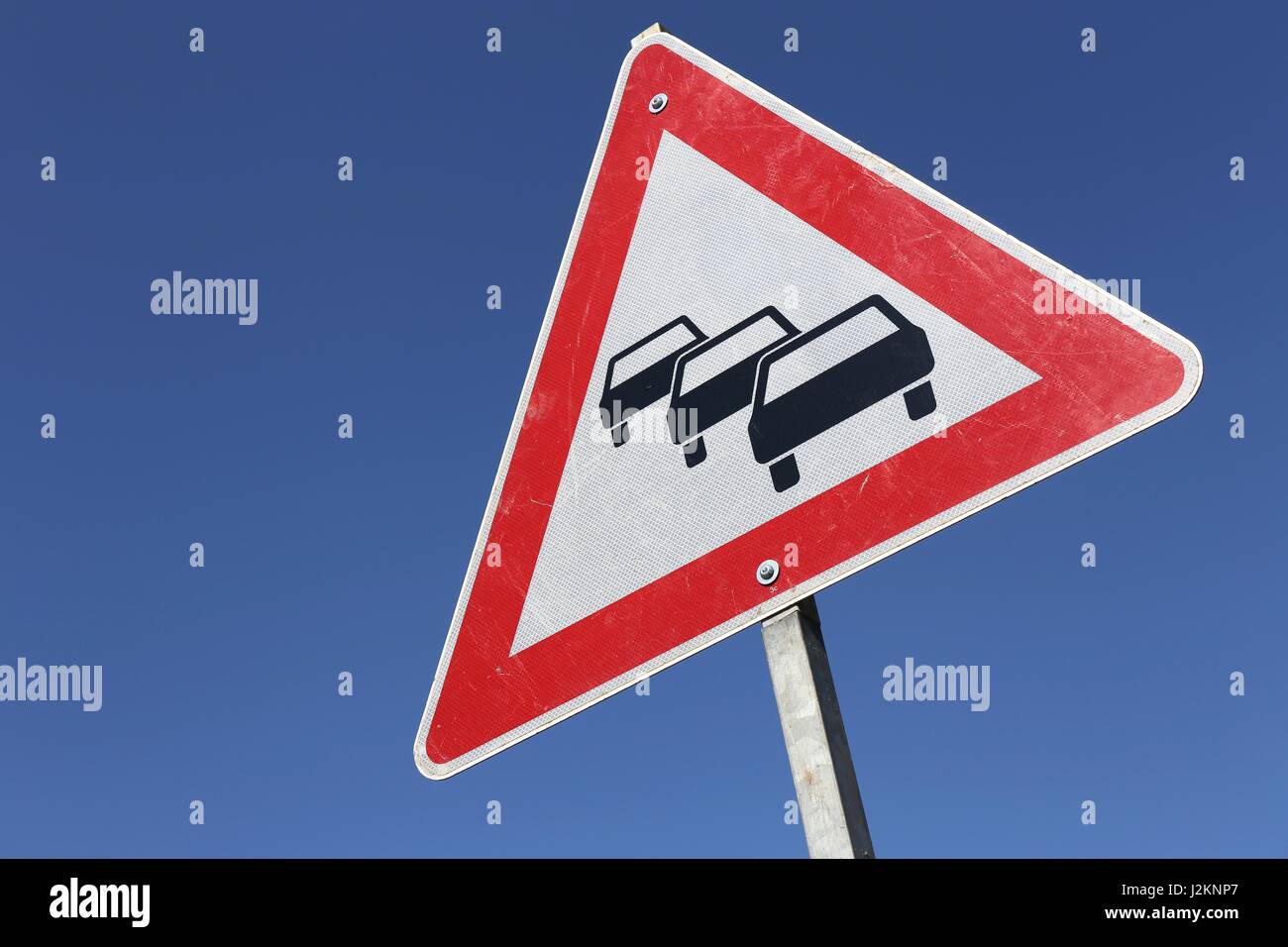 Señal de carretera alemana: colas de tráfico probable Foto de stock