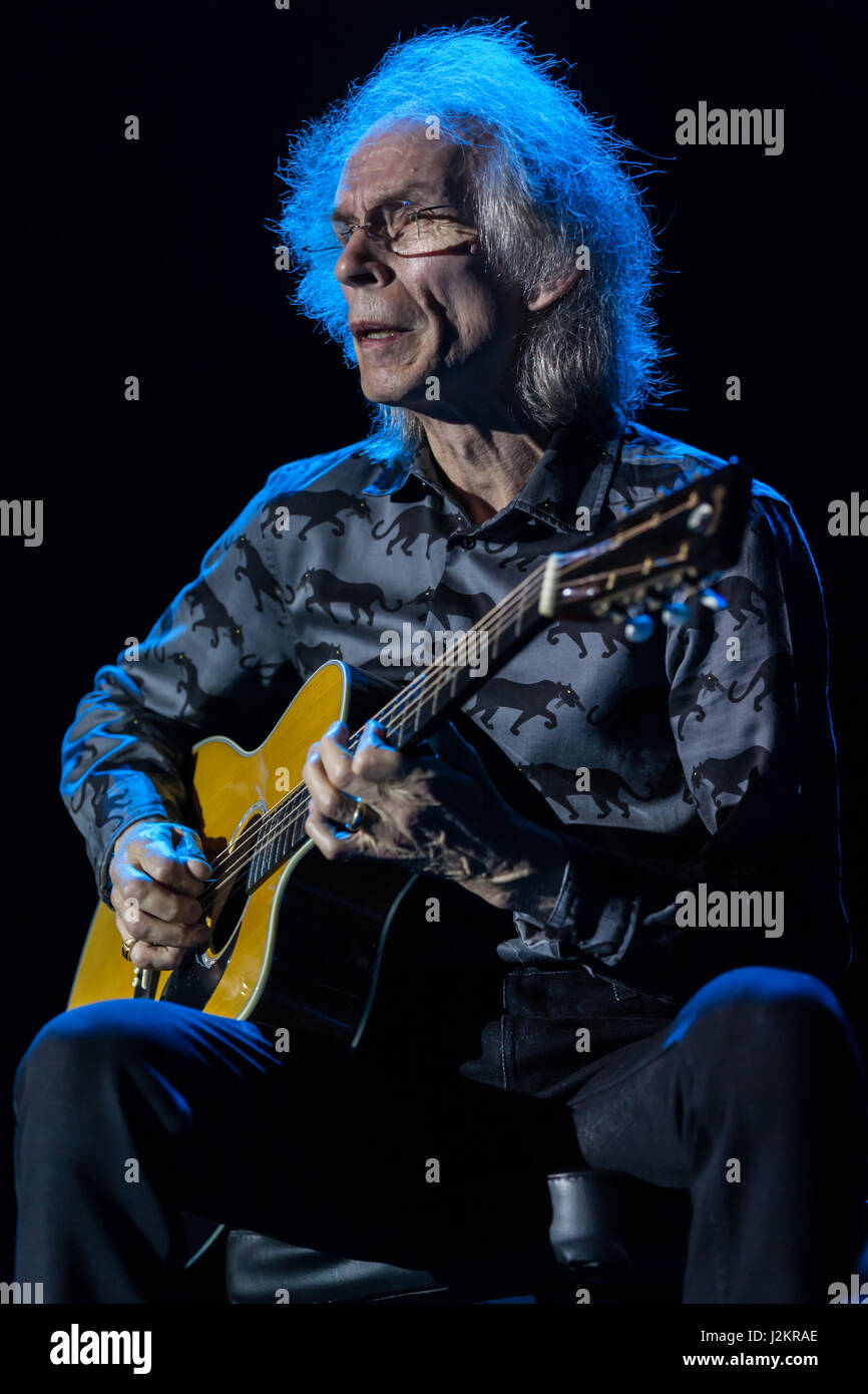 Steve Howe, guitarrista de la banda de rock progresivo Yes en Byron Bay  Bluesfest, 9 de abril de 2012. Howe pone en un impresionante rendimiento  Fotografía de stock - Alamy