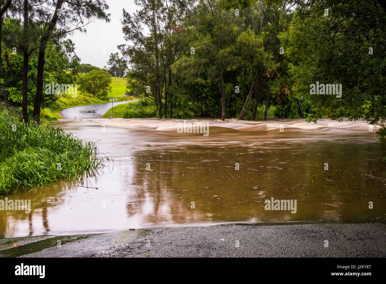 La crecida del río tras cortar la lluvia durante el ex ciclón tropical Marcia en Queensland, Australia. Foto de stock